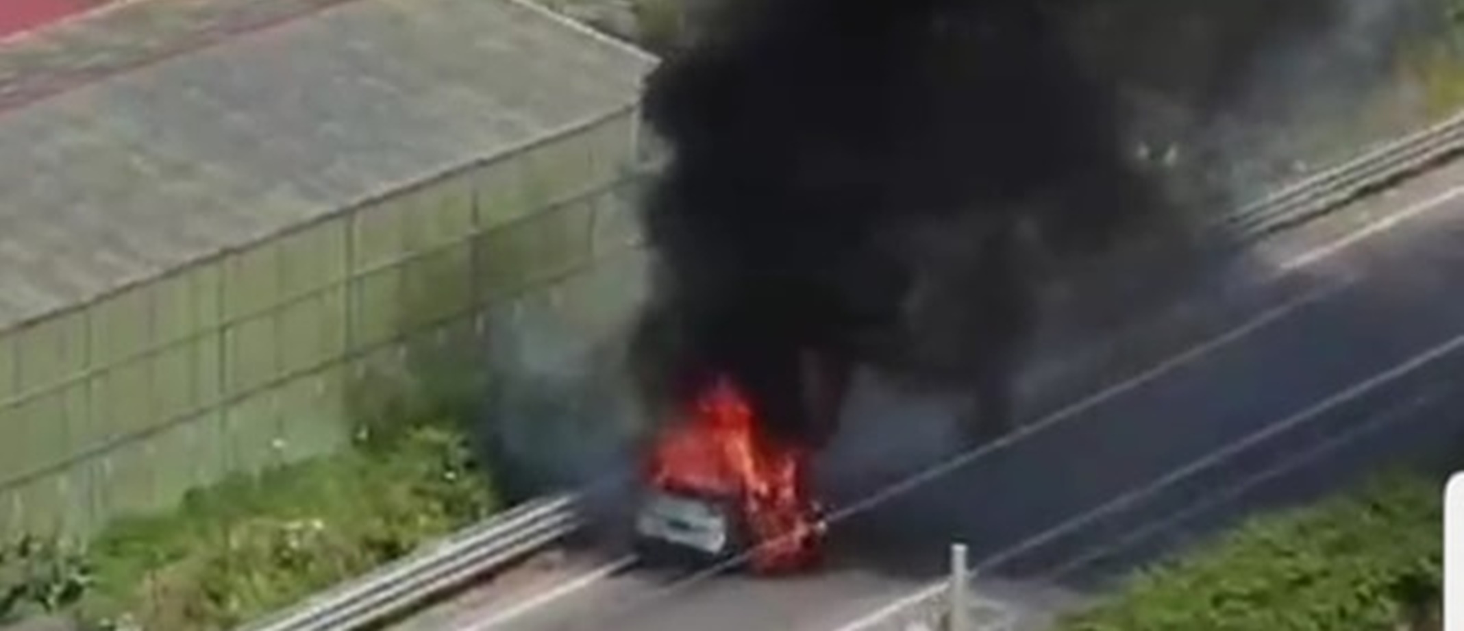 Auto in fiamme raccordo autostradale Castellammare di Stabia
