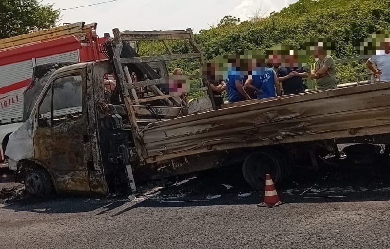 Autocarro in fiamme sull A30 Caserta – Salerno
