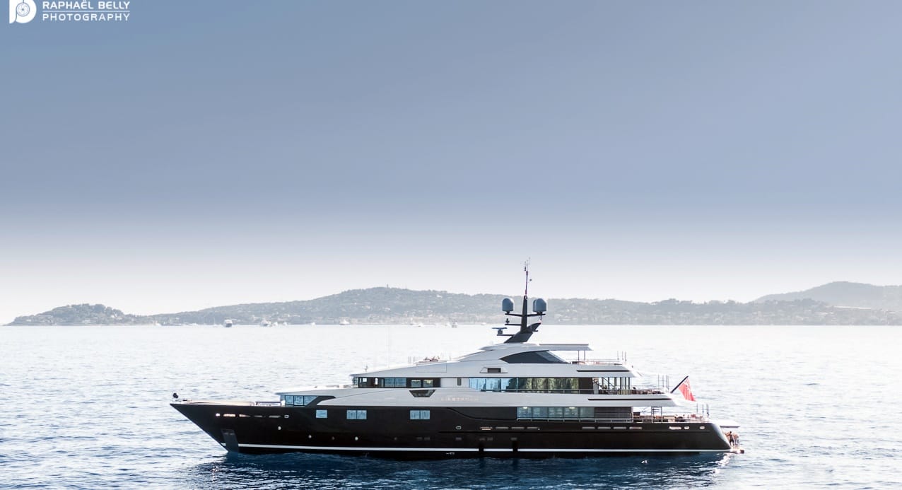 A Castellammare Slipstream, lo yacht con l’anima aborigena del miliardario Cowin Slipstream, lo yacht del miliardario Cowin a Castellammare di Stabia