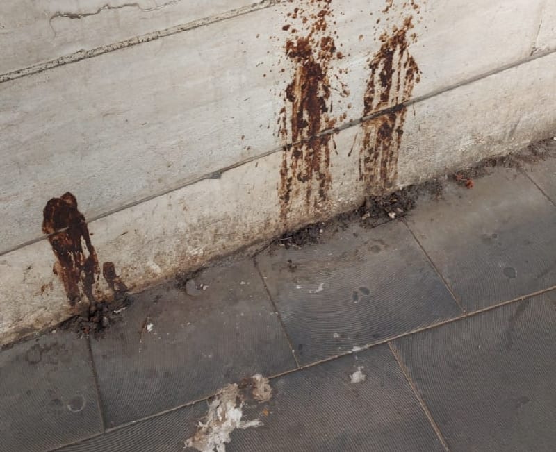 Castellammare di Stabia: senzatetto vive in strada tra escrementi e rifiuti