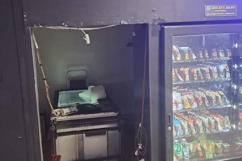 Distributore di bibite e snack distrutto