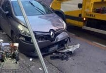 Castellammare di Stabia, perde il controllo dell'auto e travolge scooter e auto