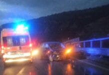 -- Auto sbanda e si schianta contro guardrail
