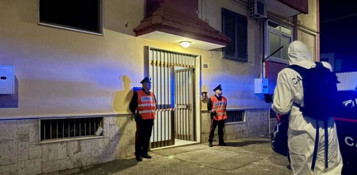 Pompei , ferisce la moglie e si barrica in casa con i figli