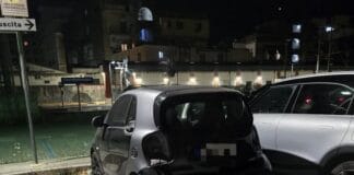Parcheggio FS a Castellammare nel caos: furti, disservizi e auto smontate