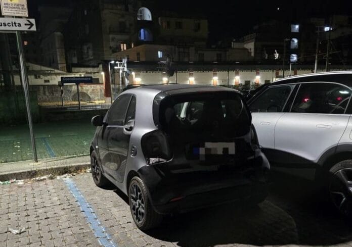 Parcheggio FS a Castellammare nel caos: furti, disservizi e auto smontate