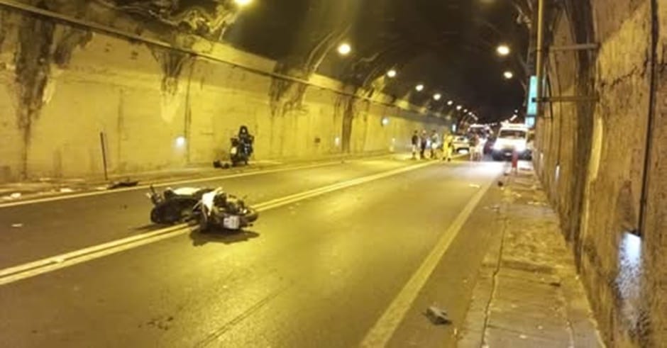 Vico Equense, incidente in galleria tra scooter e auto: gravi due persone